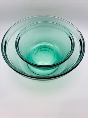 Set Two Anchor Hocking green mixing bowls 2.5 Quarts, And 1.5 Quart